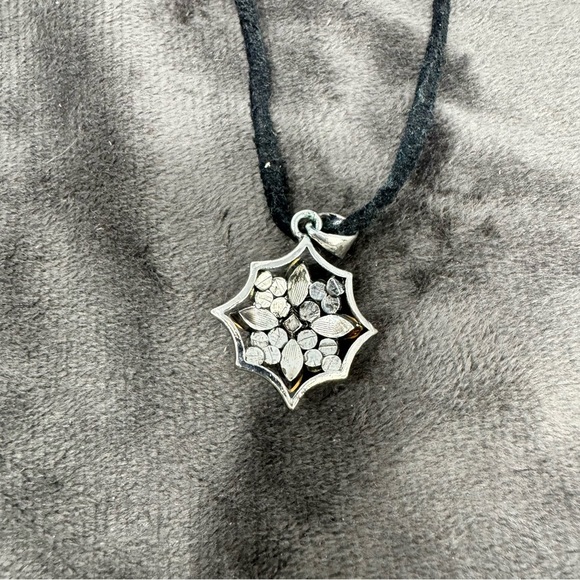 Vintage Crystal Cluster Black Fabric Necklace - Picture 4 of 5